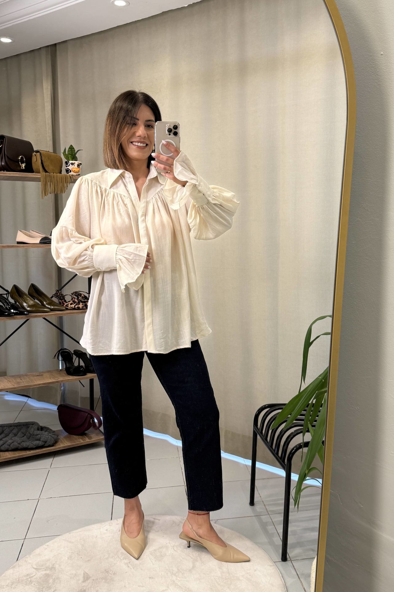 Büzgü ve Kol Detaylı Gömlek Ekru